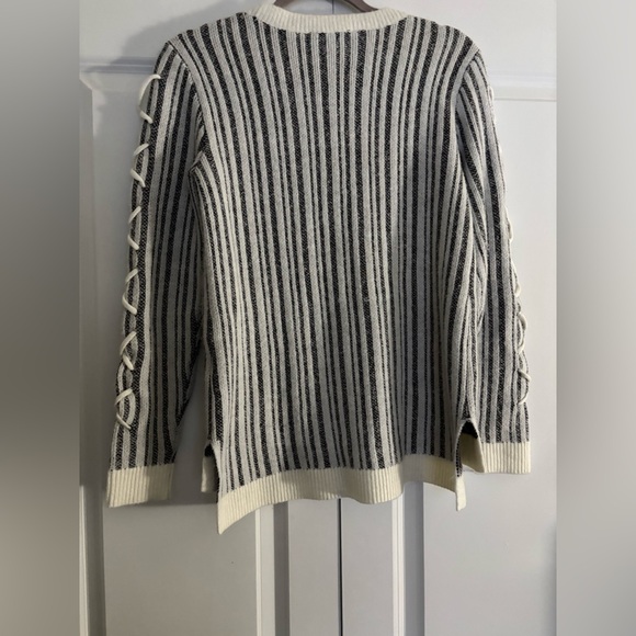 Rock & Republic Sweater with cut out - Picture 5 of 5